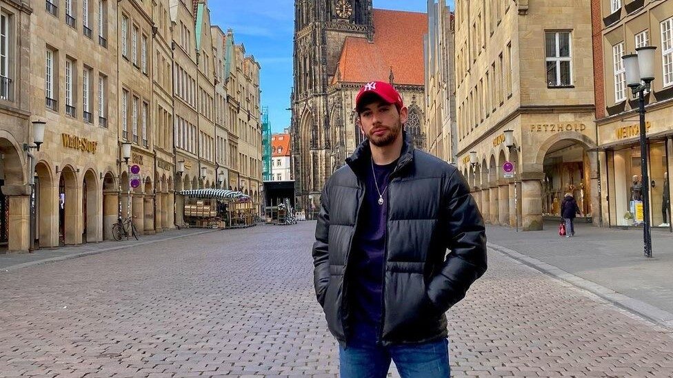 Una de las preguntas que le hacen al joven es si en Colombia existen los televisores y los celulares.