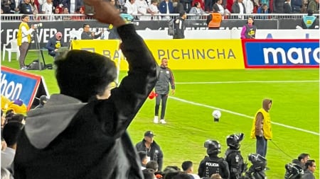 Hinchas de Liga pidieron la salida de Tiago Nunes tras caída ante Barcelona