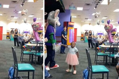 Mamá furiosa después de que mascota de Chuck E Cheese ignorase a su hija negra