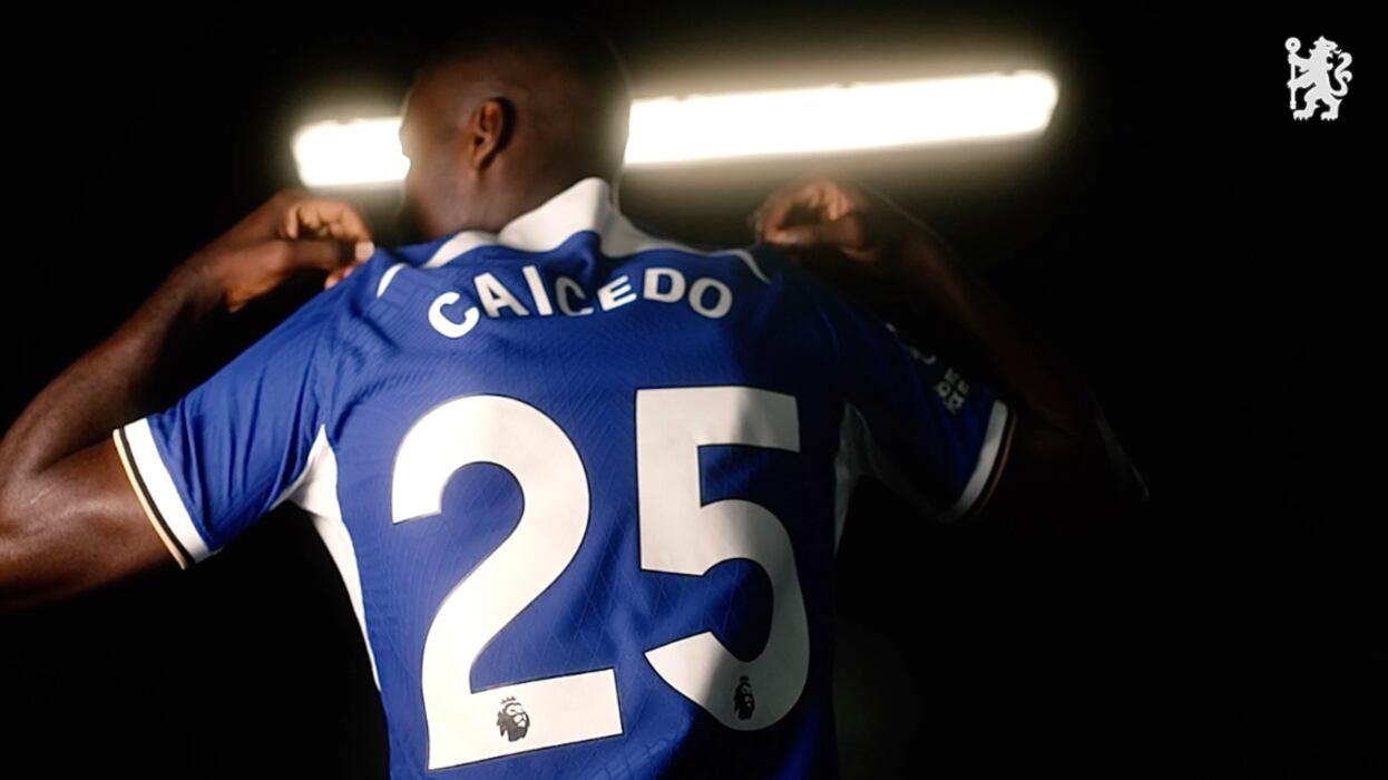 Moisés Caicedo con la 25 del Chelsea