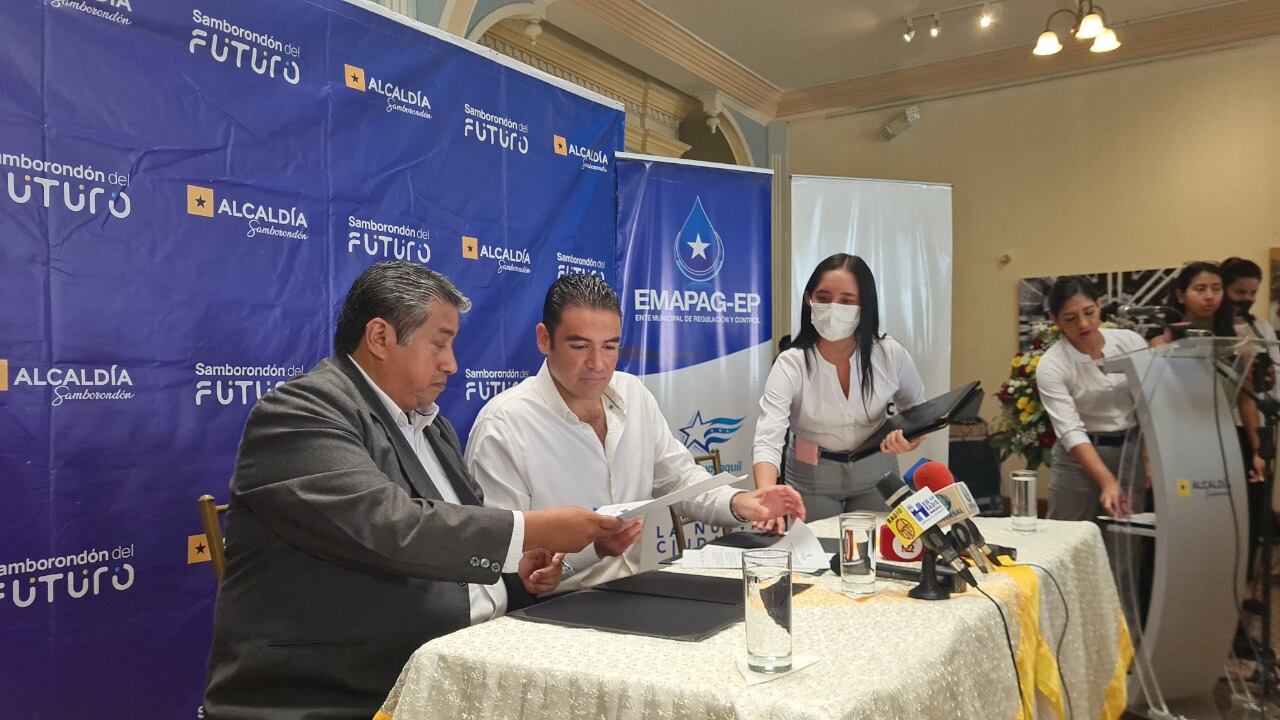 La firma del convenio se efectuó en el parque histórico.