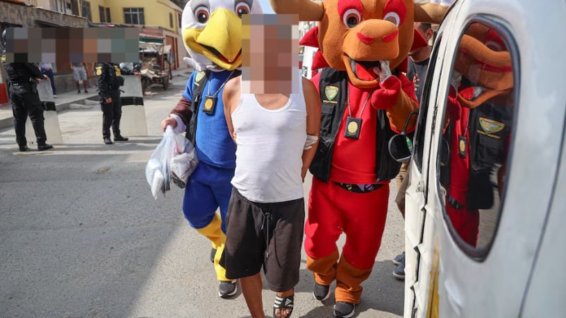 Policías se disfrazaron de mascotas del Mundial para atrapar a un vendedor de sustancias ilícitas en Perú - Fuente: Foto de la web