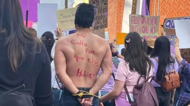 Joven marchó con su novia por el Día de la Mujer y fue increpado por su ex: debía la manutención de su hijo