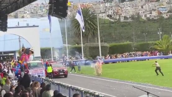 Policía casi se quema vivo en evento navideño