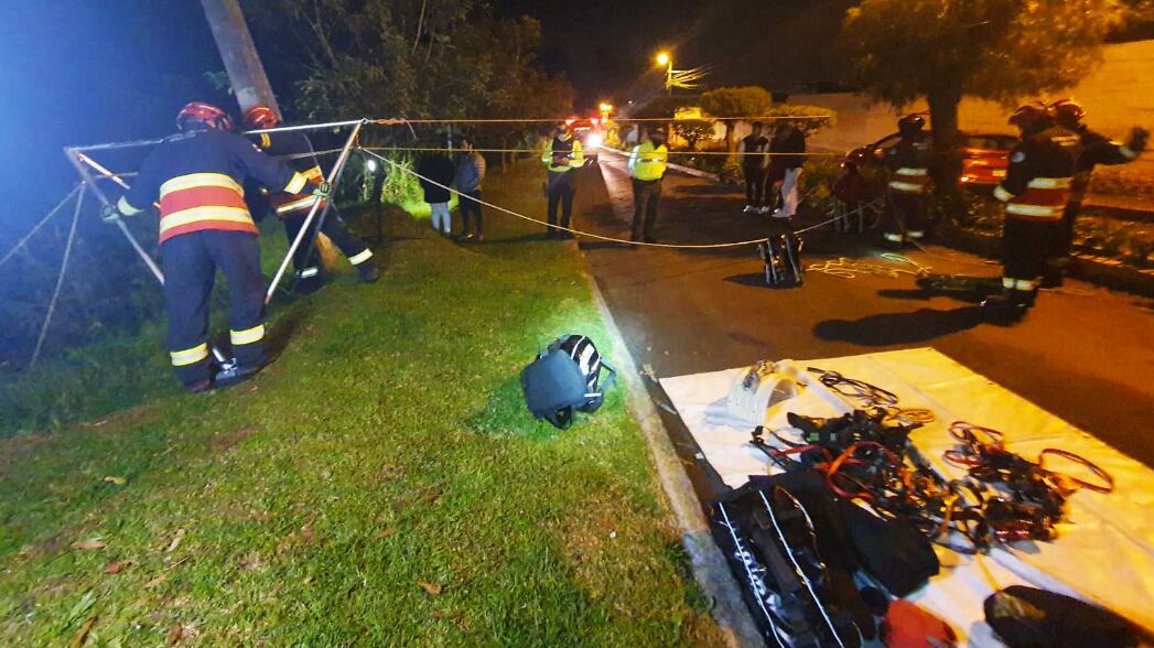 Rescataron a joven que cayó en una zanja en Conocoto