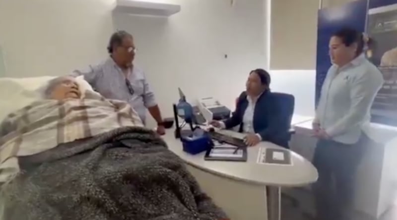 Anciana tuvo que ir al banco en camilla