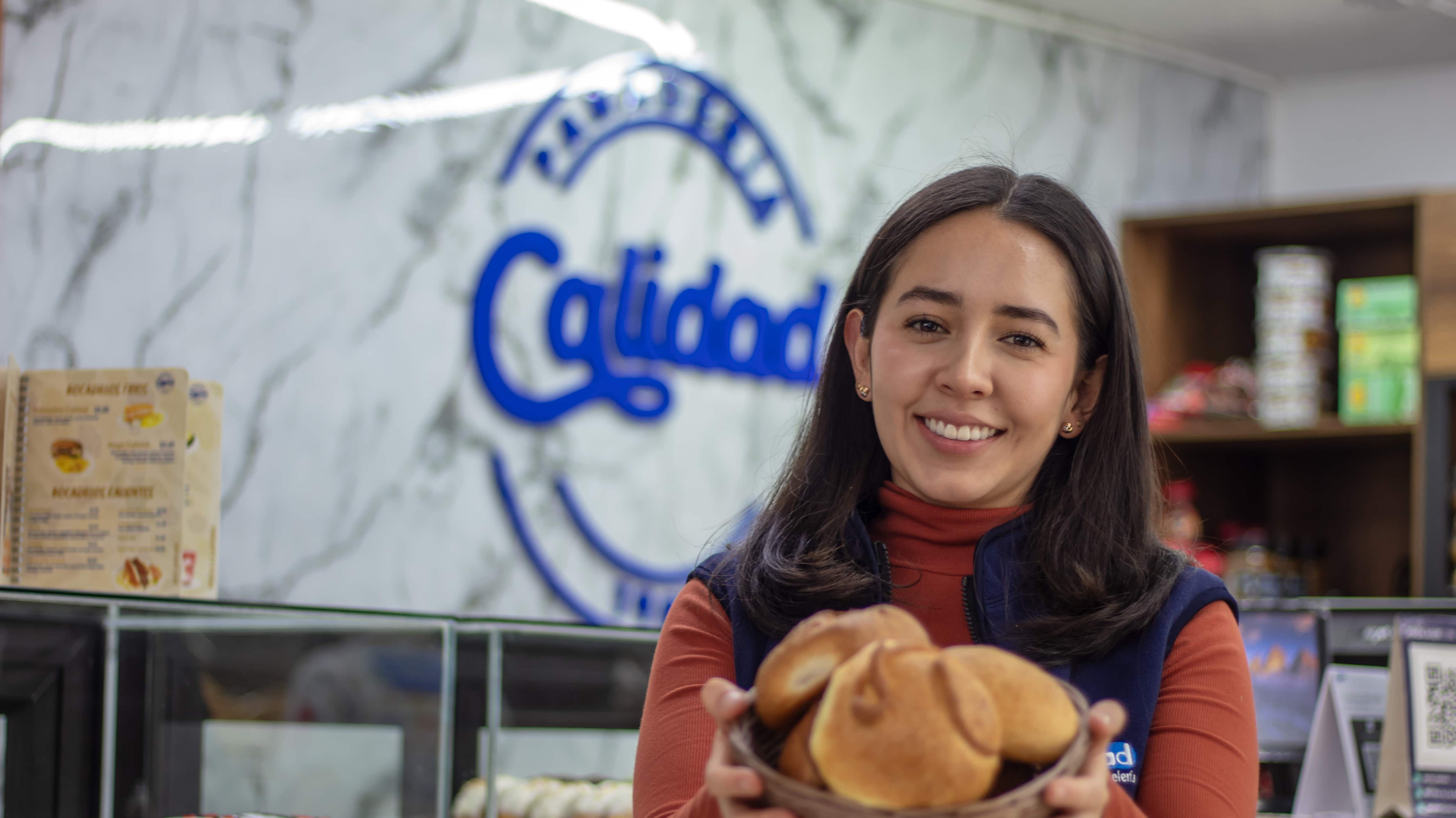 Cristina Castillo, administradora e hija de los propietarios de Panadería Calidad (Ambato).