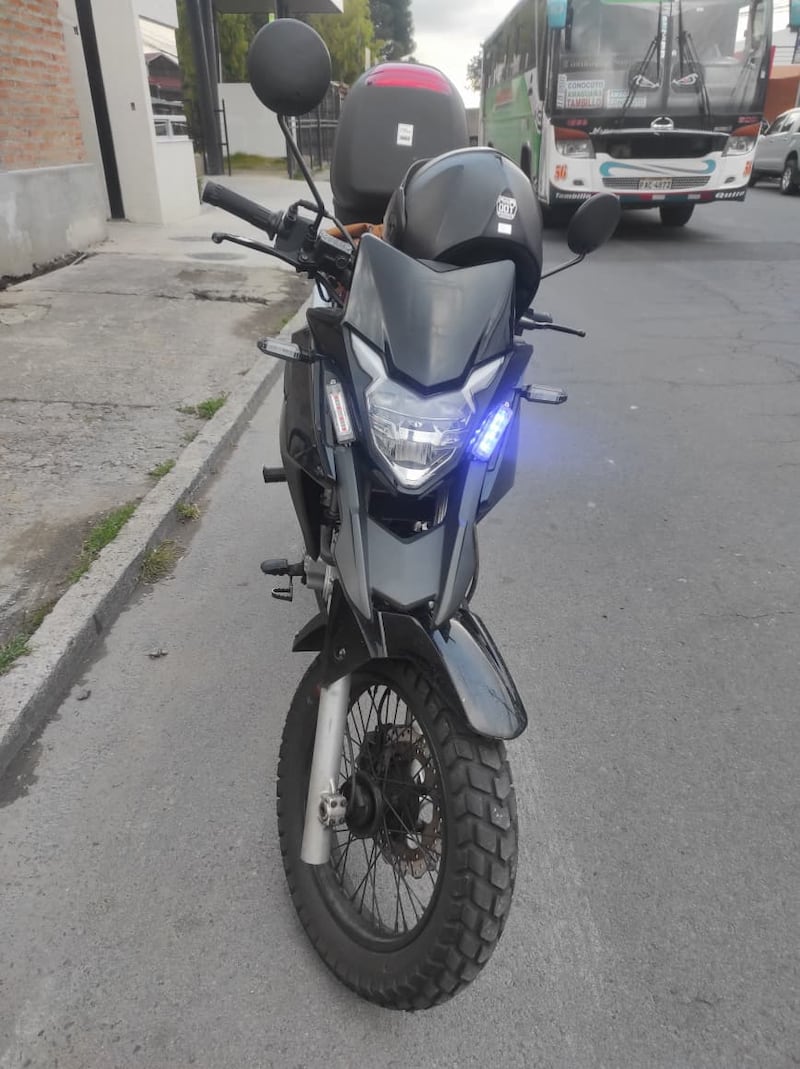 Detienen a dos falsos policías que realizaban “operativos” ilegales en Conocoto, Quito