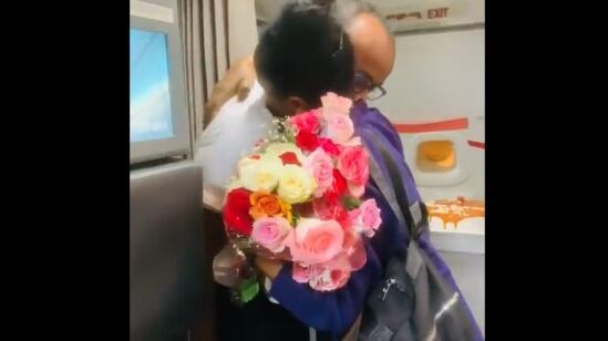 El hombre recibió a su madre vestido de piloto, con un ramo de flores, pastel y vino