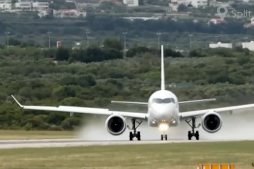 Video: Un Airbus con 132 pasajeros se salió de la pista en pleno despegue en Croacia