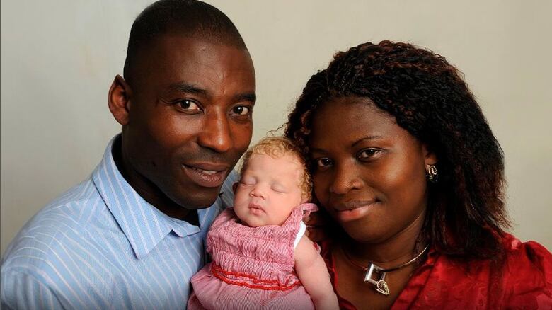 Pareja de nigerianos se llevaron tremenda sorpresa con el nacimiento de su hija.