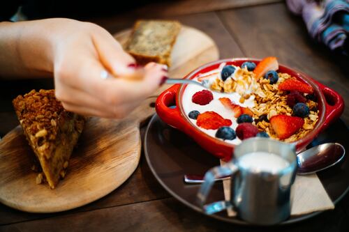 Desayuno saludable, rico y rápido: Así se prepara un bowl de avena frío