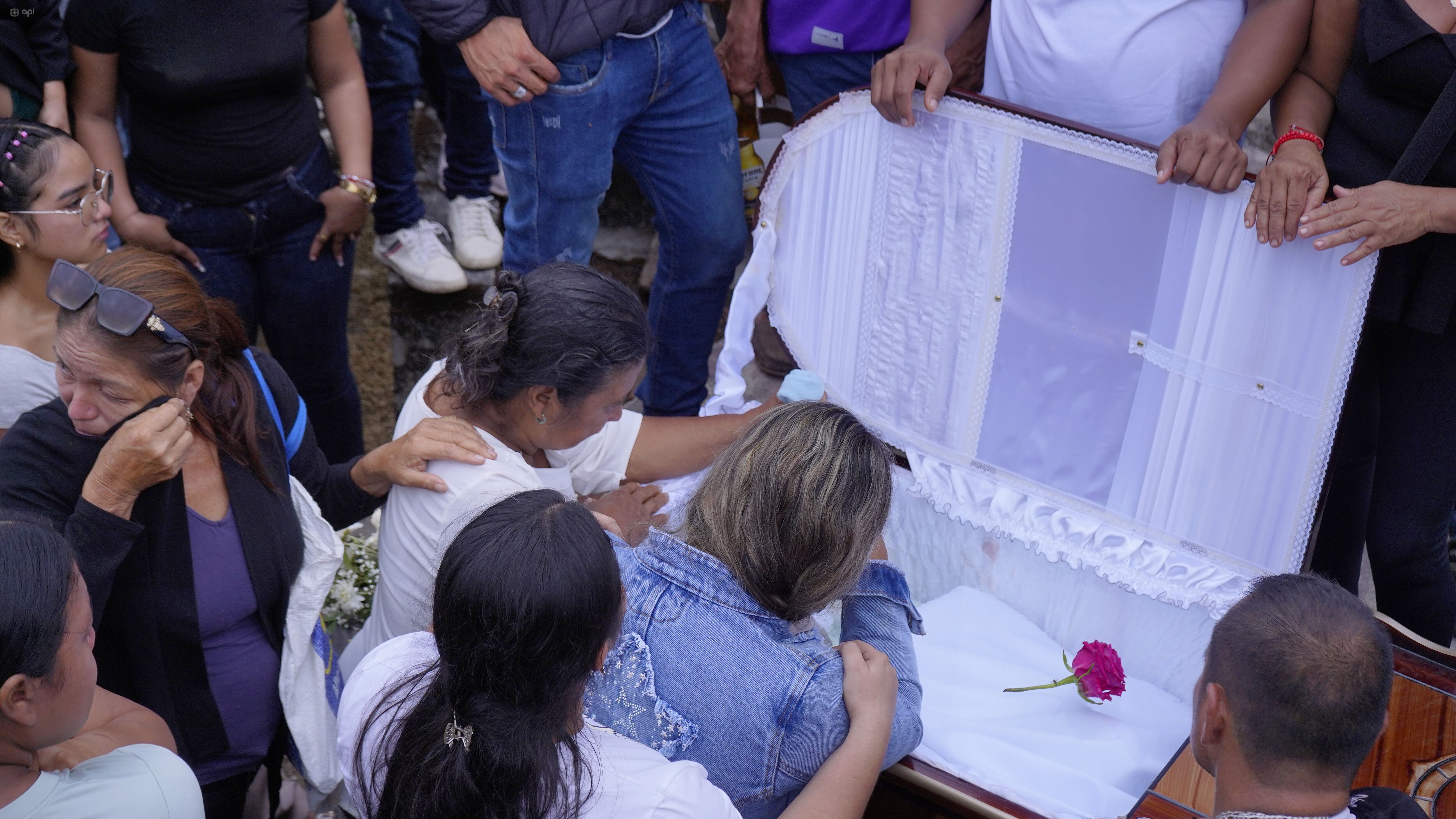 Está tarde, familiares y amigos dieron el último adios a las víctimas de la masacre en un bar del recinto La Guayas, en El Empalme.
Fotos: César Muñoz/API