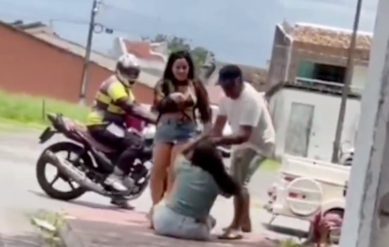 Marido y su amante se unieron para golpear a la esposa