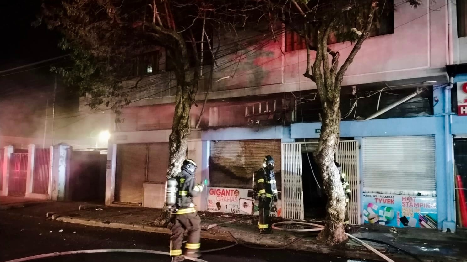 Bomberos de Quito controlando incendio estructural en local comercial del centro de la ciudad.