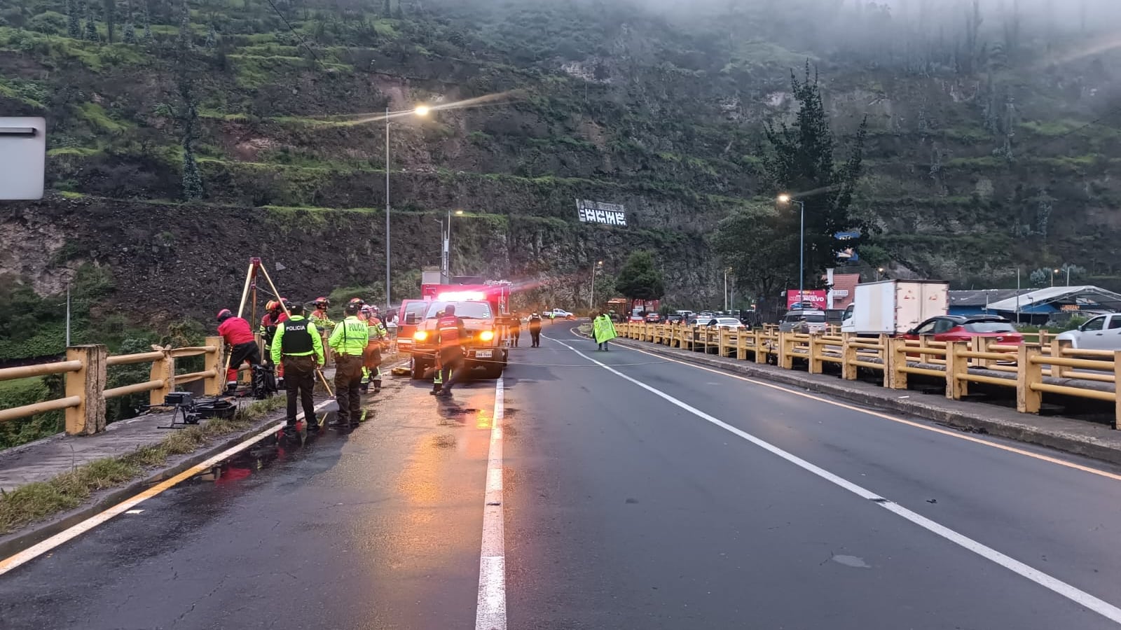 Tráfico colapsado en la Simón Bolívar altura de Guápulo por rescate de una persona