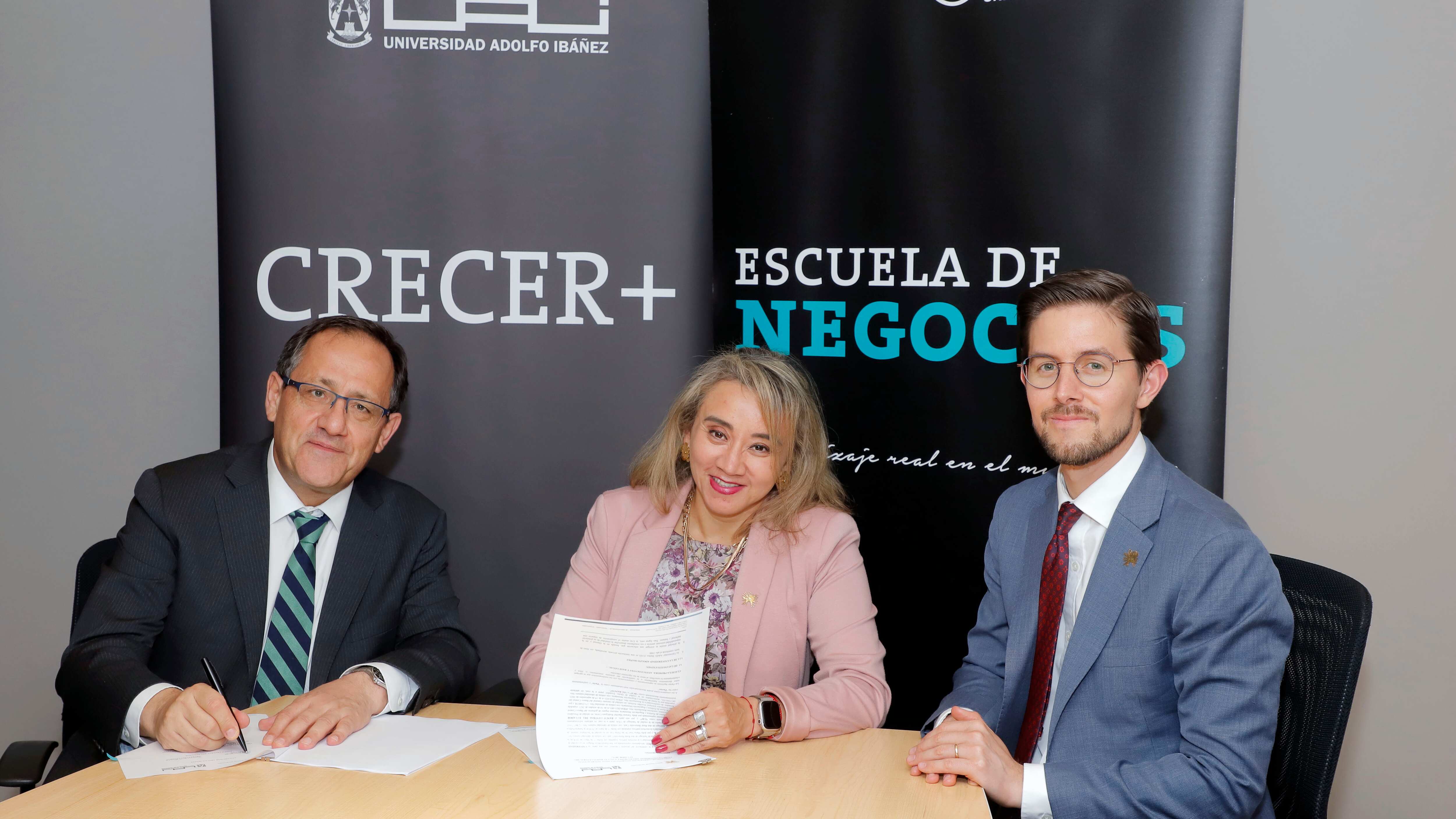 Harald Bayer Rector de UAI, Tatiana Rodríguez, presidenta de la Junta de Política y Regulación Monetaria del BCE, Guillermo Avellán, gerente general del BCE