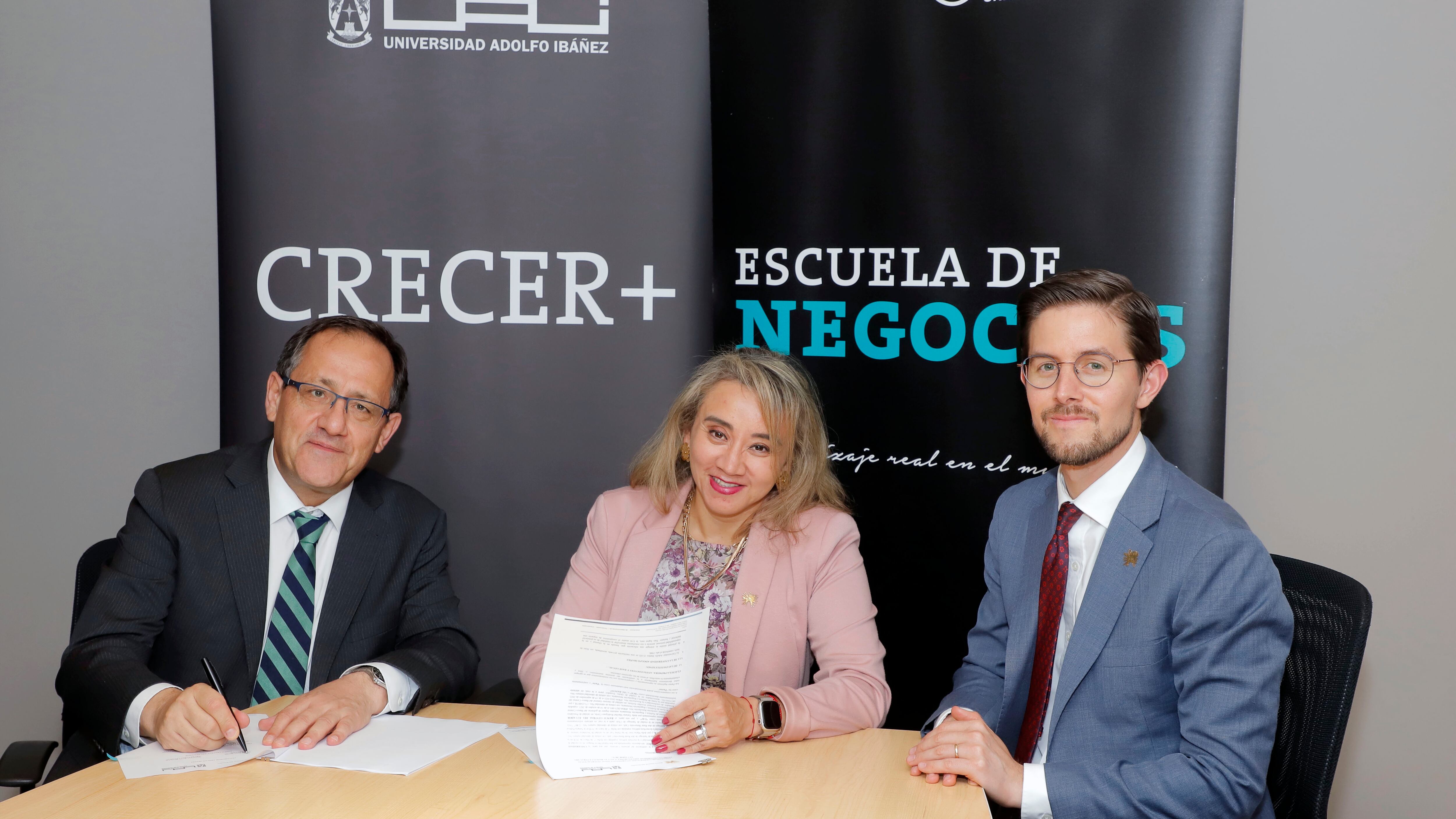 Harald Bayer Rector de UAI, Tatiana Rodríguez, presidenta de la Junta de Política y Regulación Monetaria del BCE, Guillermo Avellán, gerente general del BCE