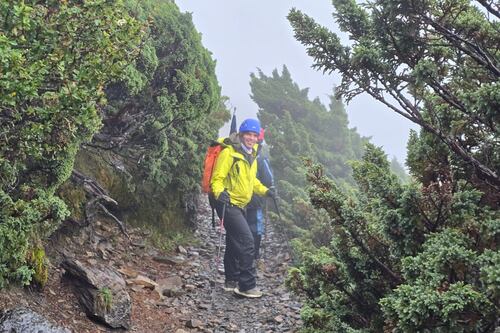 El montañista, Santiago Quintero, recibió un premio, repartió su libro a los niños y conquistó el Jade