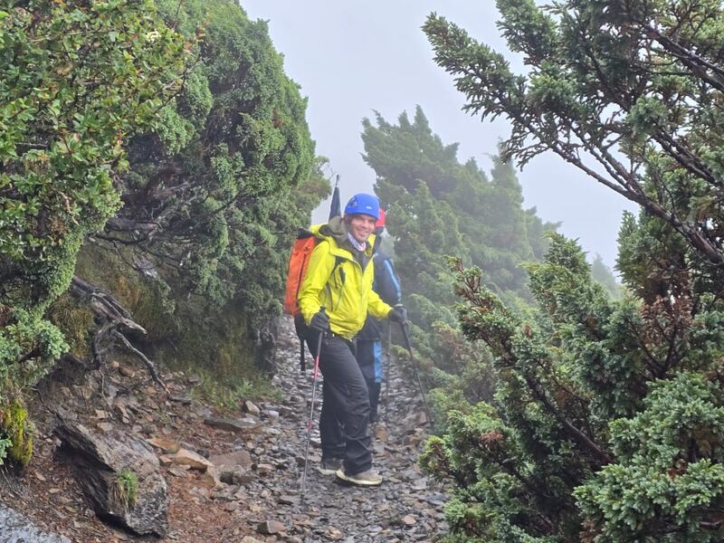 El montañista, Santiago Quintero, recibió un premio, repartió su libro a los niños y conquistó el Jade