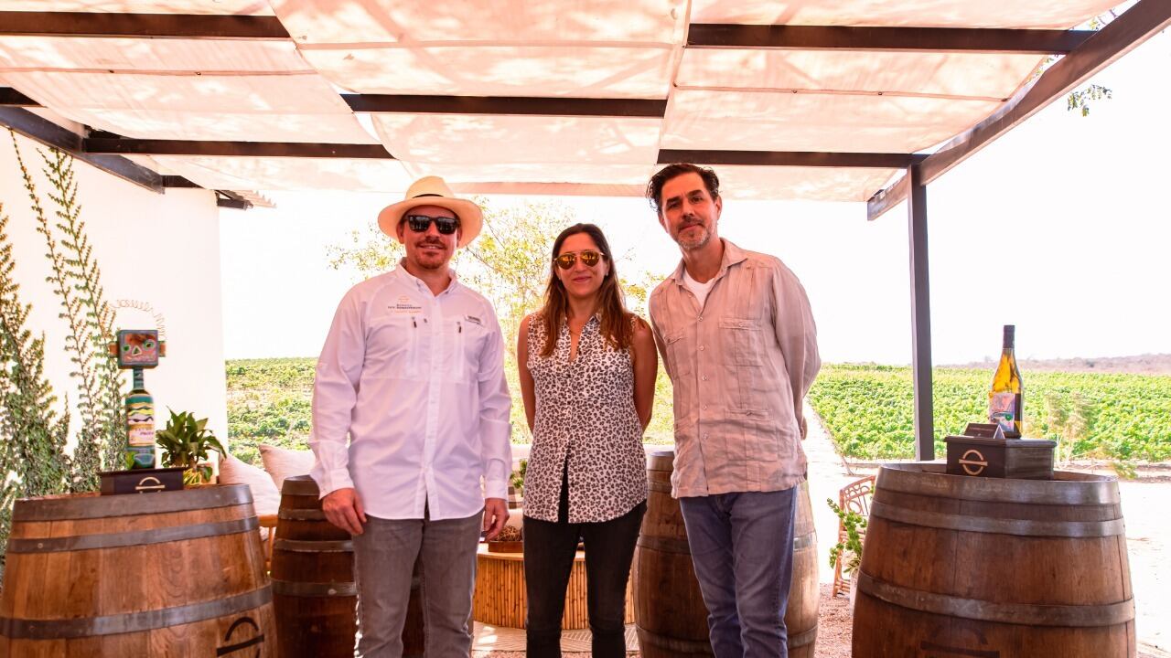 Robert Wright, presidente ejecutivo de Bodegas de Dos Hemisferios; Eliana Hidalgo, jurado máster en Administración en Arte; y Roberto Noboa, jurado artista contemporáneo ecuatoriano.