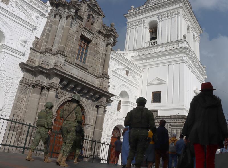 Recorrido de seguridad del equipo de combate de la Primera División de Ejército Shyris, en el sector de la Marín, San Roque, Plaza Grande, Ipiales.