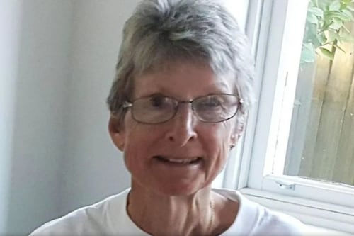 Mujer de 80 años murió sola en una isla luego de que el crucero en que viajaba zarpara sin ella