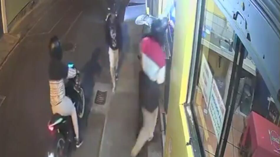 Cámaras grabaron el momento en que delincuentes asaltaron un local en Sangolquí