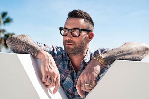 Adam Levine arriba a sus 43 años más sexy que nunca