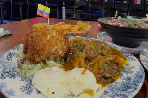 El costo de un encebollado y bolón de verde en Queens, ¿sabe igual?
