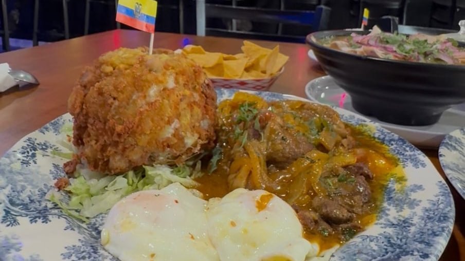 El costo de un encebollado y bolón de verde en Queens