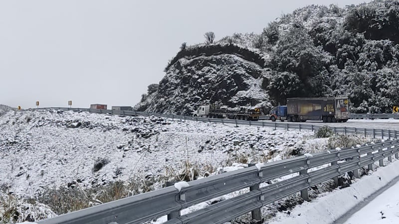 Quito: nieve en Papallacta obliga a circular con precaución en la vía. Imagen. Imagen: Bomberos Quito
