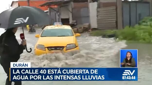 Taxista intentó atropellar a periodista de Ecuavisa mientras estaba en vivo