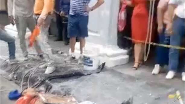 Trabajador cae desde el tercer piso mientras pintaba una fachada en Guayaquil - Fuente: Video de X