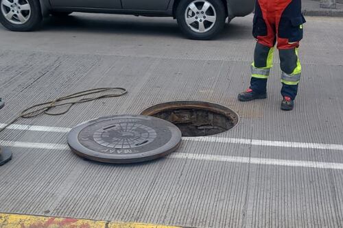 Policía y Bomberos intervienen alcantarillas cerca de la cárcel de El Inca tras reportes de ingresos sospechosos en Quito