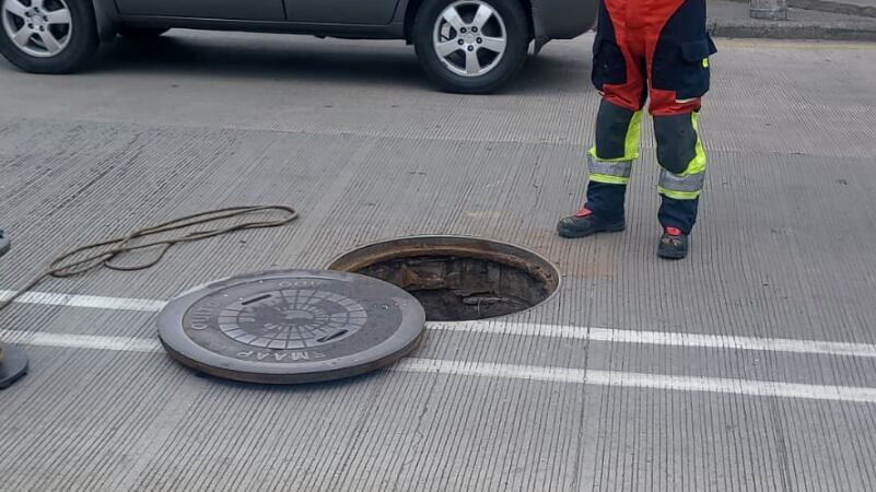 Policía y Bomberos intervienen alcantarillas cerca de la cárcel de El Inca tras reportes de ingresos sospechosos en Quito