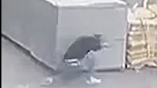 ¡De milagro! Hombre se salva de morir aplastado por una grúa que cayó desde un edificio