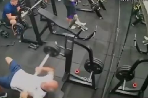 VIDEO: Hombre muere al caerle barra de pesas durante ejercicio