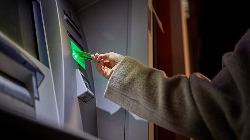 ¿Qué es el ‘cambiazo’? Así operan los delincuentes para robar tarjetas a través de cajeros automáticos