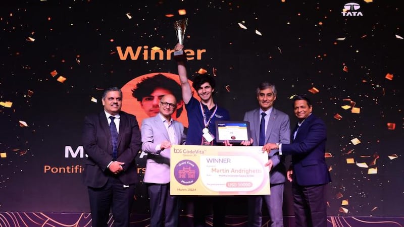 Martín Andrighetti, estudiante chileno de la Universidad Católica hace historia y conquista el CodeVita 2024 como el mejor programador del mundo.