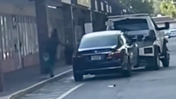 Niña de cuatro años resultó gravemente herida luego de que una grúa remolcara el auto en el que se encontraba - Fuente: Video de X