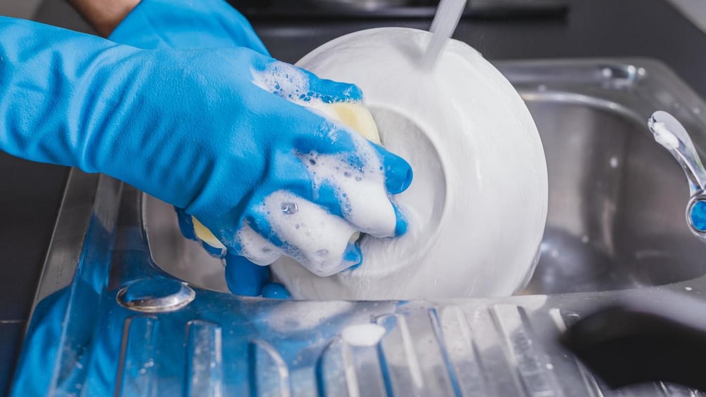 Siga estos pasos importantes para lavar los platos pero cuidando la salud de su piel.