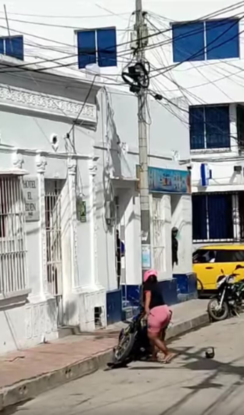Mujer destruye moto de su pareja infiel