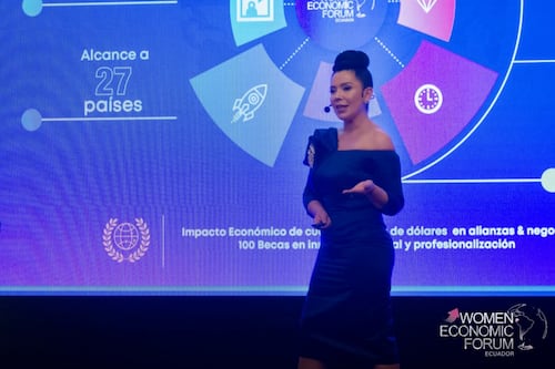 Becas, innovación y liderazgo femenino desde Cuenca en el WEF Ecuador 2025