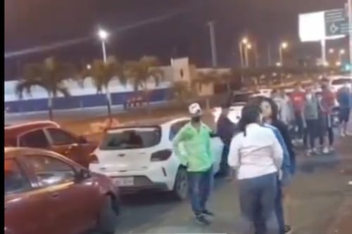 Manta: Encontró a su pareja cenando con otra mujer y le rompió su laptop