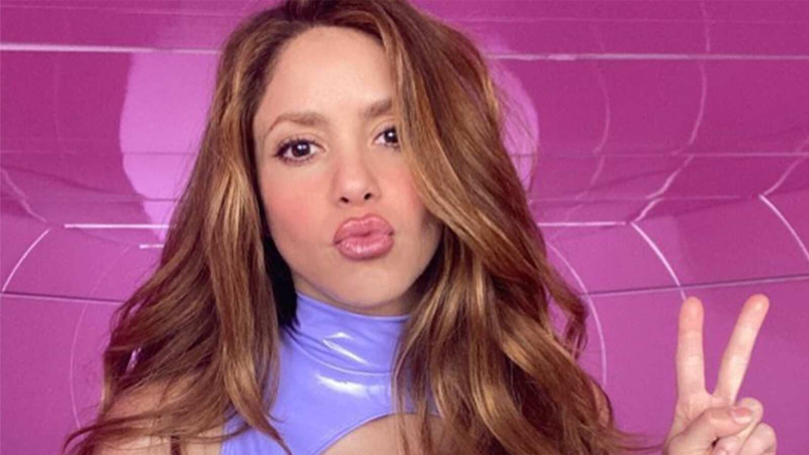 Shakira es criticada por su mensaje de Navidad en otro idioma.