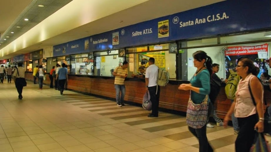 El alto flujo de viajeros evidenció la reactivación del transporte terrestre y turístico en uno de los principales puntos de conexión del país.