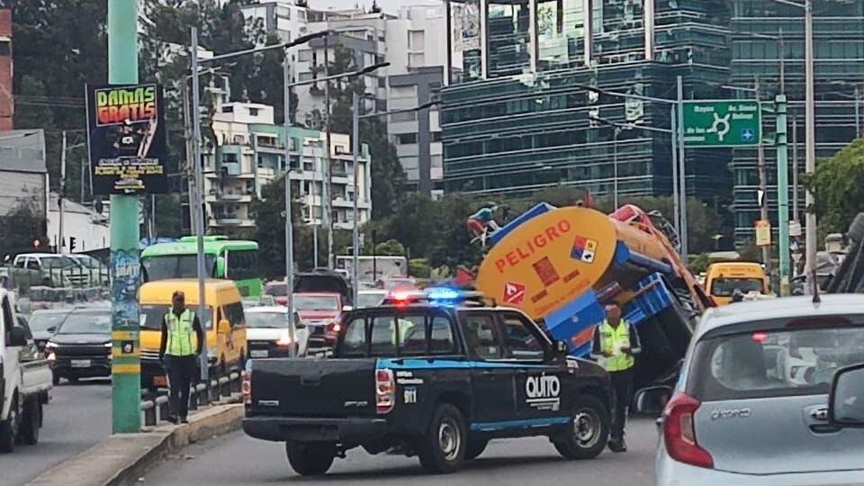 Tanquero colisionó contra puente en la Av. Granados, al norte de Quito