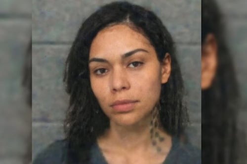 Mujer estafó a tres hombres cobrando la manutención del mismo niño