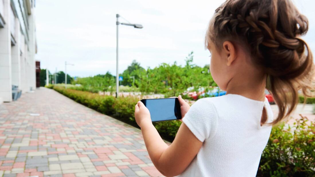 Bebé evita que su madre revise el teléfono de su padre